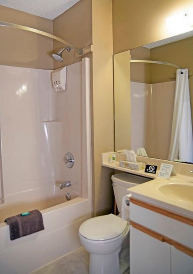 Lakeside Country Inn Manitou Beach Экстерьер фото